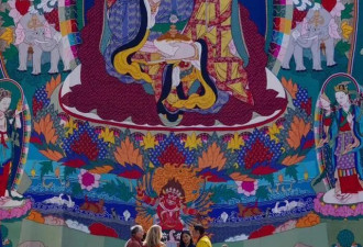 61岁乔布斯遗孀久违露面 同框不丹国王与王后