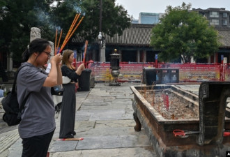 中国年轻人“退保潮”：宁信自己不信国家