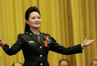她是首位博士级歌唱家，曾12次荣登春晚，其丈夫身份更让人震惊
