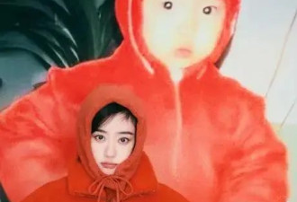 张小斐和妈妈同框，妈妈皮肤白皙骨相高级，颜值比女儿还绝