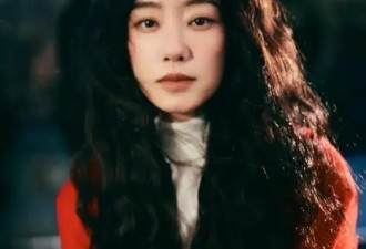 张小斐和妈妈同框，妈妈皮肤白皙骨相高级，颜值比女儿还绝