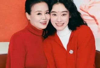 张小斐和妈妈同框，妈妈皮肤白皙骨相高级，颜值比女儿还绝