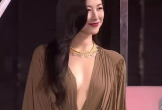 穿泳装的徐冬冬告诉你，什么叫娱乐圈顶级身材