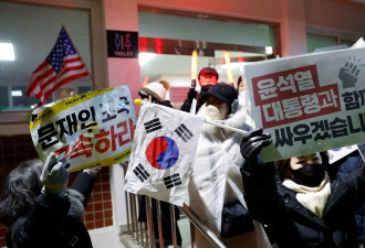 尹锡悦支持者愤怒闯入法院 大批警察前往驱散