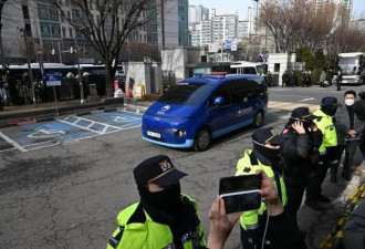 尹锡悦被正式拘留换囚服，“有毁证据的风险”