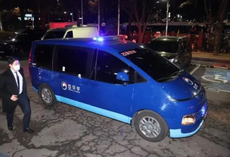 尹锡悦被正式拘留换囚服，“有毁证据的风险”