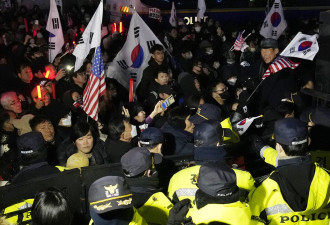 韩国法院延长尹锡悦拘留时间 总统支持者闯入法院