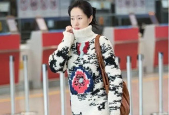 看了刘敏涛的穿搭：穿毛衣不配半身裙、乐福鞋