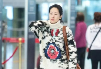 看了刘敏涛的穿搭：穿毛衣不配半身裙、乐福鞋