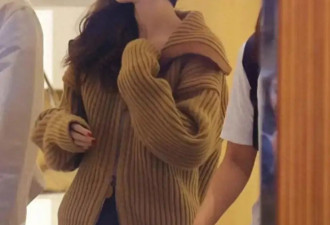 章泽天二胎后更美！毛衫配短裙美丽无敌，31岁三娃妈嫩似19岁学生