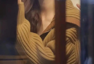 章泽天二胎后更美！毛衫配短裙美丽无敌，31岁三娃妈嫩似19岁学生