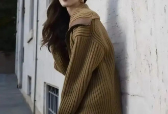 章泽天二胎后更美！毛衫配短裙美丽无敌，31岁三娃妈嫩似19岁学生