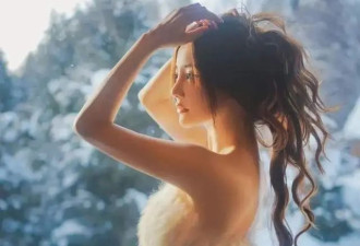 43岁李小璐越来越大胆！雪中穿露脐裙秀火辣身材，真是冰火两重天