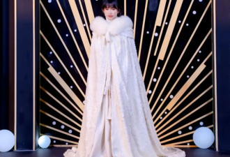 35岁李子柒走红毯太抢风头，穿自制螺钿披风美似仙女下凡，看谁还敢说她整过容？