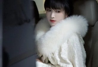 35岁李子柒走红毯太抢风头，穿自制螺钿披风美似仙女下凡，看谁还敢说她整过容？