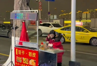 儿子生父自杀，女子带两个孩子街头摆摊？
