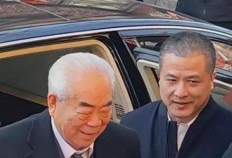 范曾携小50岁娇妻看展 众人围观“爷孙恋” 现场水泄不通