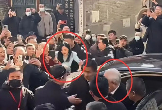 范曾携小50岁娇妻看展 众人围观“爷孙恋” 现场水泄不通
