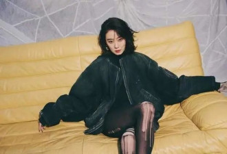 张小斐瘦后似换了个人！夹克配丝袜美出新高度，果然人红精神爽