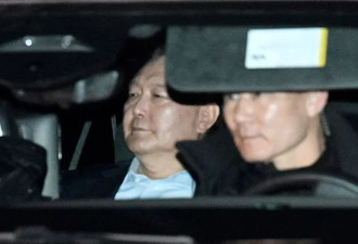 睡地板、吃泡菜水饺：韩国总统尹锡悦的监狱生活