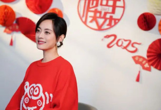 43岁孙俪自己写春联，一袭红衣人美字也好看，头顶秃了一块很抢镜
