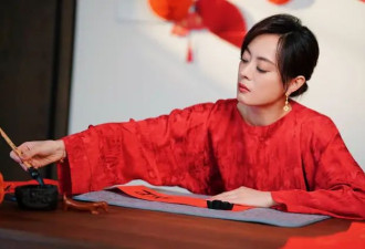 43岁孙俪自己写春联，一袭红衣人美字也好看，头顶秃了一块很抢镜