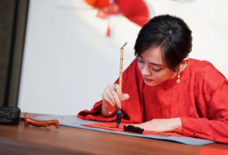 43岁孙俪自己写春联，一袭红衣人美字也好看，头顶秃了一块很抢镜