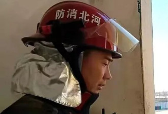 为救人智力退回3岁消防员现状：自己做家务