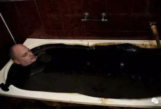 用石油泡澡，是中东土豪身强体壮的秘诀
