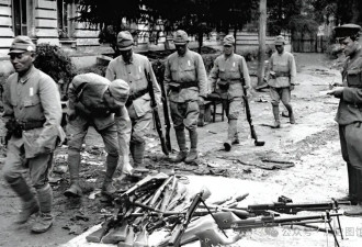 实拍1946年苏军占领东北 搬空工厂 士兵声色犬马