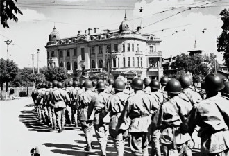 实拍1946年苏军占领东北 搬空工厂 士兵声色犬马