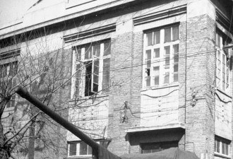 实拍1946年苏军占领东北 搬空工厂 士兵声色犬马