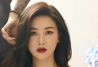 朱珠晒三口之家 墙上挂满名画 地上却堆满女儿玩具乱得很真实