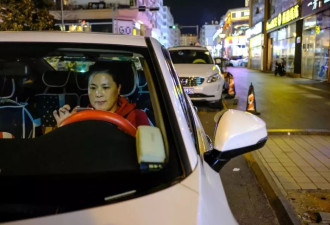抢不到票，他们跟陌生人一起回家