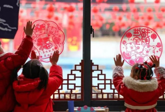 抢不到票，他们跟陌生人一起回家