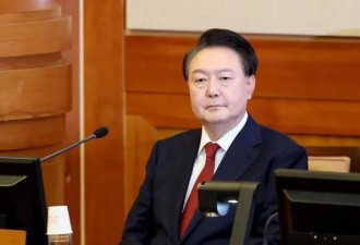 尹锡悦系红领带出庭，反复回答“我没有”...