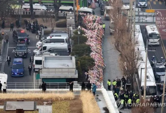 尹锡悦系红领带出庭，反复回答“我没有”...