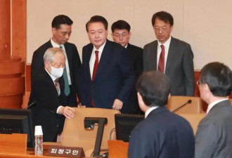 尹锡悦系红领带出庭，反复回答“我没有”...