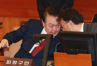 尹锡悦系红领带出庭，反复回答“我没有”...