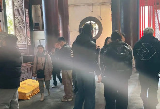 向佐带老婆逛灵隐寺，路人镜头下郭碧婷身材发福，素颜也超美！