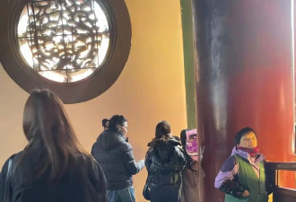 向佐带老婆逛灵隐寺，路人镜头下郭碧婷身材发福，素颜也超美！