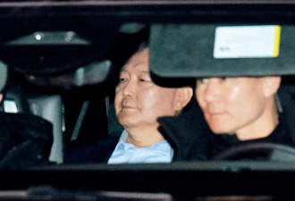 10平米监室里尹锡悦睡在地板上，每天能放风1小时