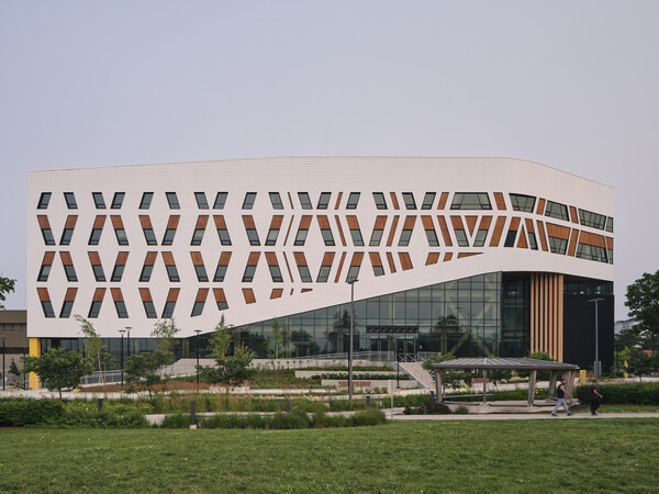 A-Building establishes a new gateway to Centennial’s flagship Progress Campus in Scarborough. (Photo credit: Riley Snelling) (CNW Group/Centennial College)