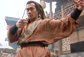 54岁“武松”：在美国树林砍柴烤肉，美国豪宅尽显气派