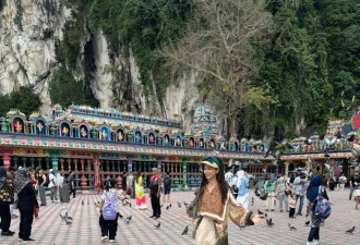 佟丽娅与9岁儿子出国旅游，手背皮肤暴露年龄