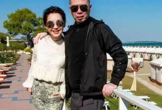 55岁许晴与冯小刚罕见合体，穿蕾丝上衣S曲线明显，冯导一脸享受很满足