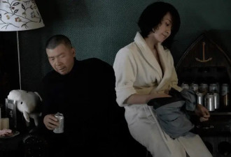 55岁许晴与冯小刚罕见合体，穿蕾丝上衣S曲线明显，冯导一脸享受很满足