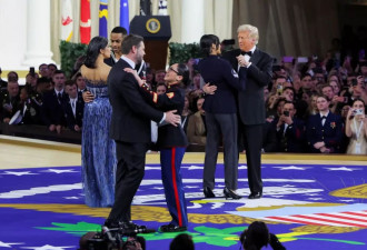 美国女兵与副总统万斯共舞，分享其幽默笑话