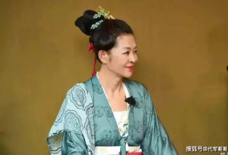 六十多岁倪萍美到认不出！穿汉服亮相端庄优雅