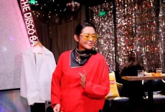 六十多岁倪萍美到认不出！穿汉服亮相端庄优雅
